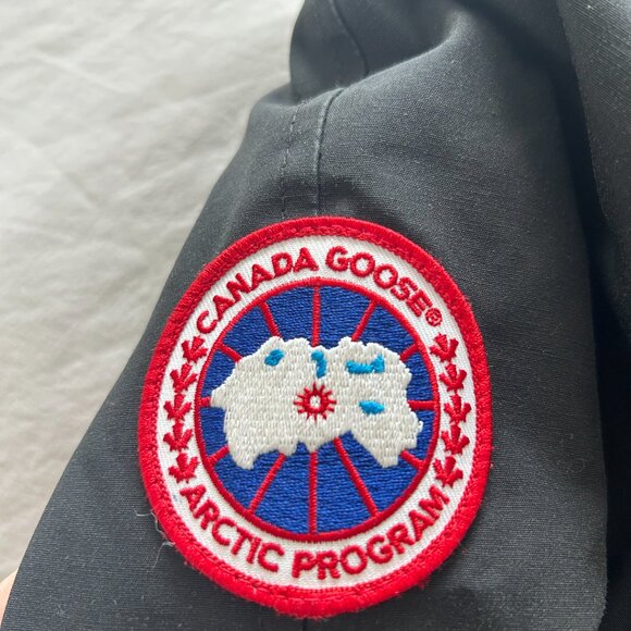 Chilliwack Bomber 2015 lightly used, fur hood (S) - Picture 5 of 7